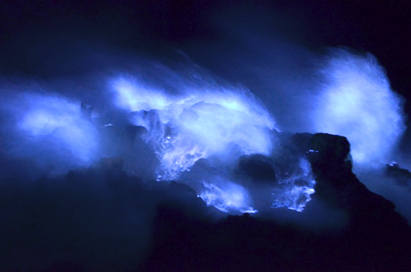 青い火山炎