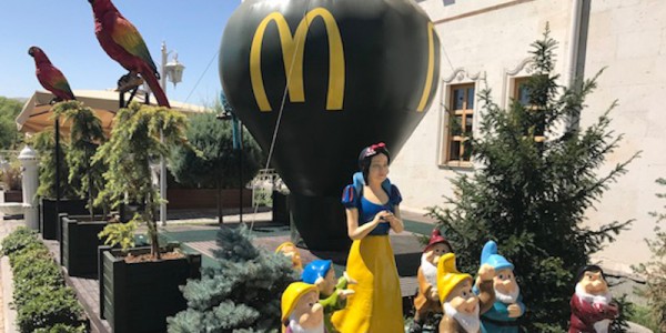 トルコのカッパドキアのマクドナルドはこんな感じ