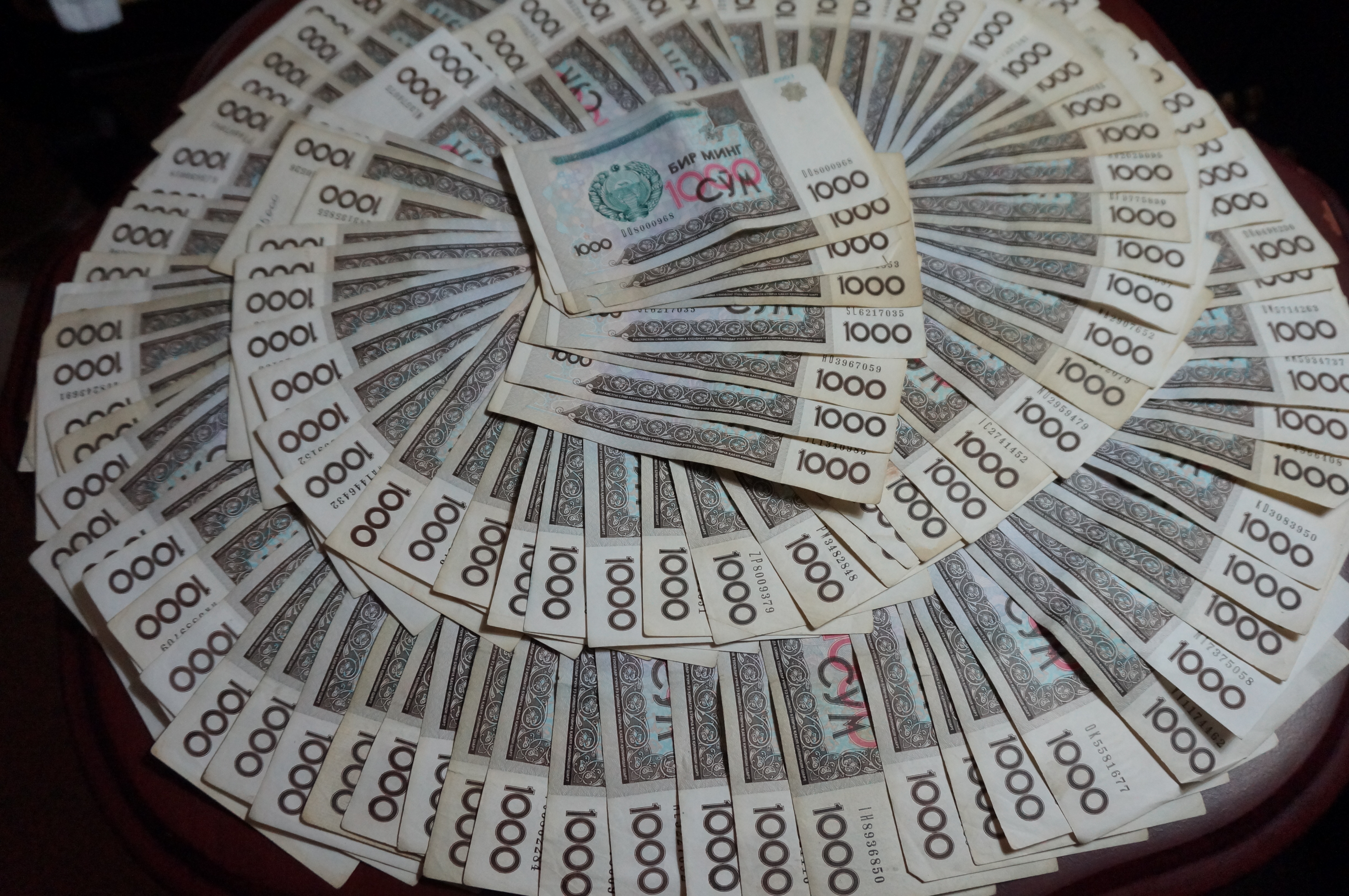 ウズベキスタン・スム]両替したらバブリーなことになった - 世界新聞
